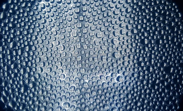 Gotas de água em fundo azul — Fotografia de Stock