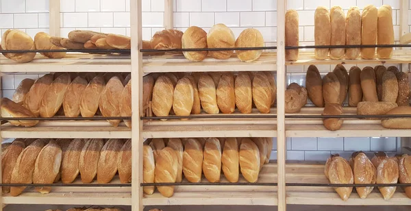 Fırın mağaza. Raflar çeşitli ekmek ile