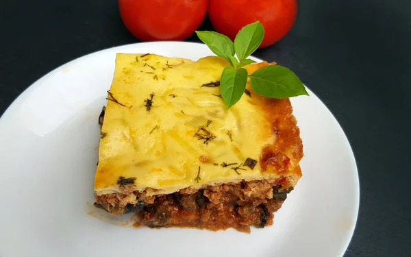 Griekse stijl moussaka met aubergines en rundergehakt — Stockfoto