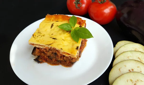 Griekse stijl moussaka met aubergines en rundergehakt — Stockfoto