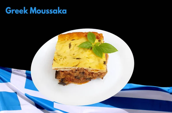 Griekse stijl moussaka met aubergines en rundergehakt — Stockfoto