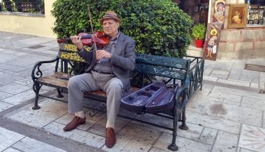 Atina, sokakta oynayan Greece.October 15 2016 kemancı