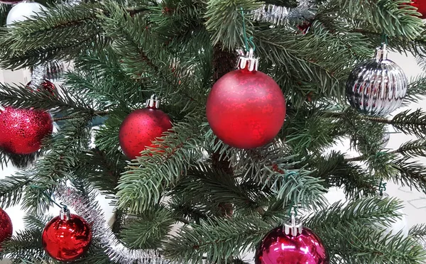 Árbol de Navidad con adornos de bolas —  Fotos de Stock