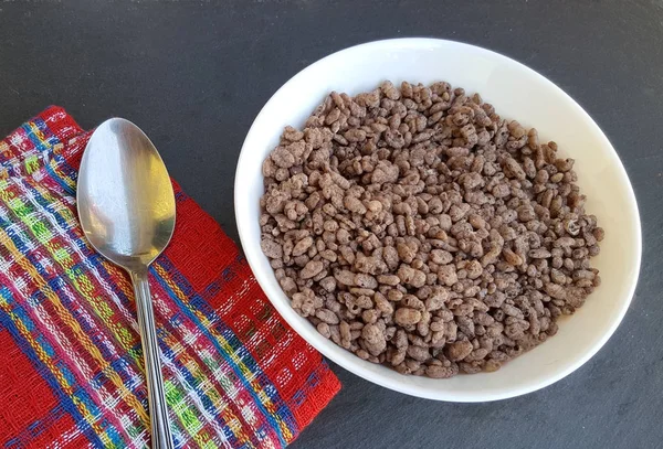 Cereales de chocolate en tazón —  Fotos de Stock