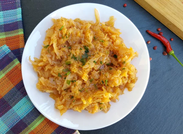 Beyaz tabak içinde yeşil maydanoz ile lahana pişmiş 