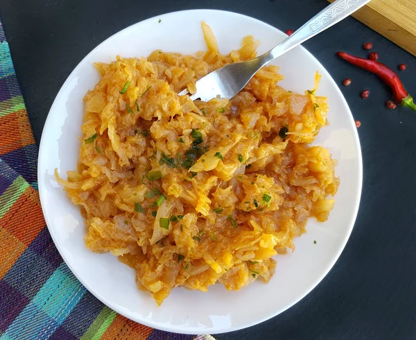 Beyaz tabak içinde yeşil maydanoz ile lahana pişmiş 