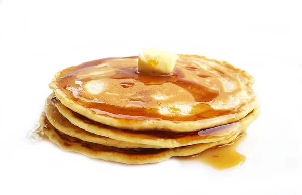 Panqueques caseros con mantequilla y jarabe de arce — Foto de Stock