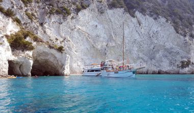 Güzel manzara mavi mağara ve turistler yat Zakynthos Adası Yunanistan