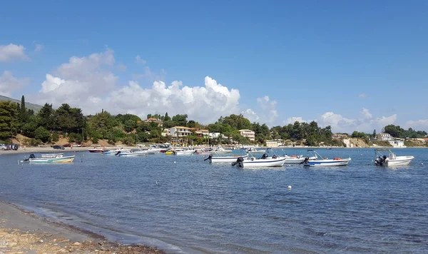 Boten in de baai van Laganas op Zakynthos eiland, Griekenland — Stockfoto