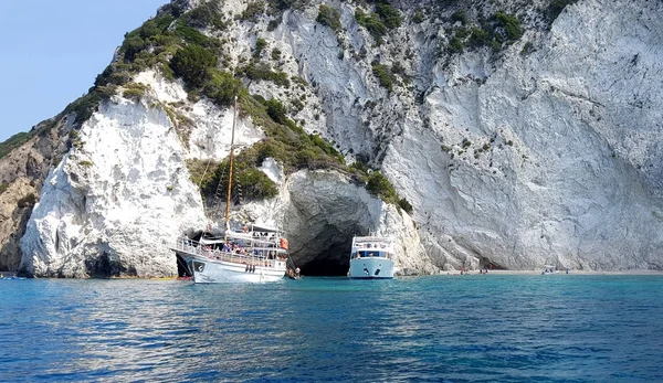 ギリシャのザキントス島の青の洞窟や観光客のヨットの美しい景色 — ストック写真