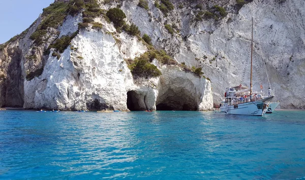 Belle vue sur les grottes bleues et le yacht de touristes sur l'île de Zante en Grèce — Photo