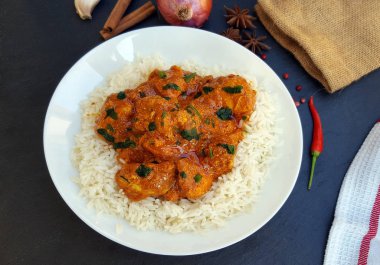 Masada pilavlı tavuk tikka masala