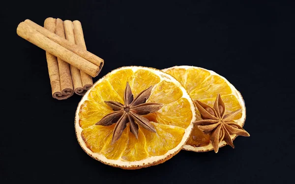 Rodajas de naranja secas con anís estrellado y palitos de canela —  Fotos de Stock