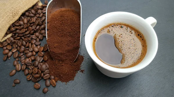커피 컵, 콩 및 어두운 배경에 지상 분말 — 스톡 사진