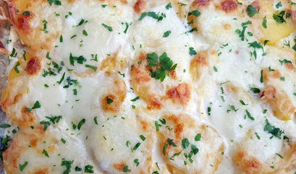 Een braadpan schotel van gegratineerde aardappelen met kaas — Stockfoto