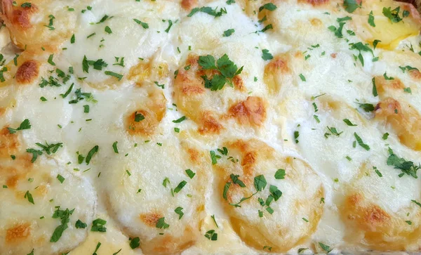 Een braadpan schotel van gegratineerde aardappelen met kaas — Stockfoto