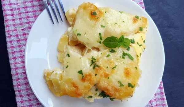 Batatas de cetim com queijo e salsa — Fotografia de Stock