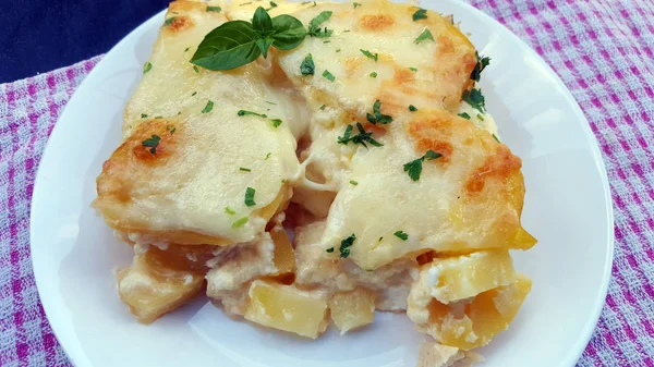 Gratinované brambory se sýrem a petrželkou — Stock fotografie