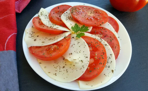 Салат з капрезе з стиглими помідорами та сиром моцарелла — стокове фото