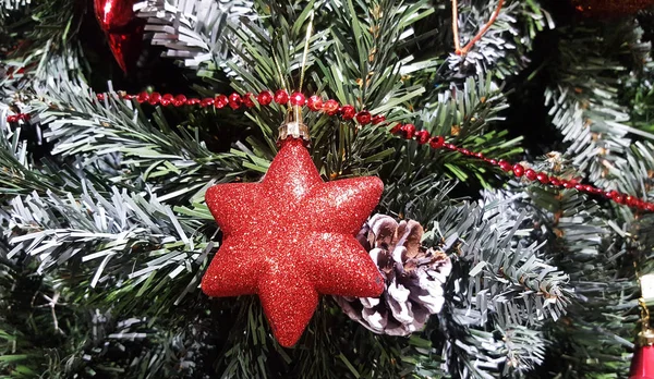 Fondo del árbol de Navidad con adorno de estrella roja decoración —  Fotos de Stock