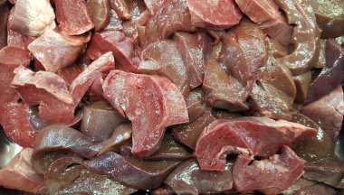 Taze domuz karaciğer arka plan dilimlenmiş