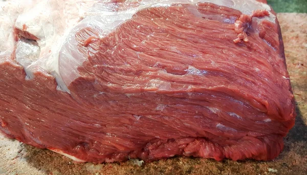 Крупним планом сире м'ясо яловичини в м'ясному магазині — стокове фото