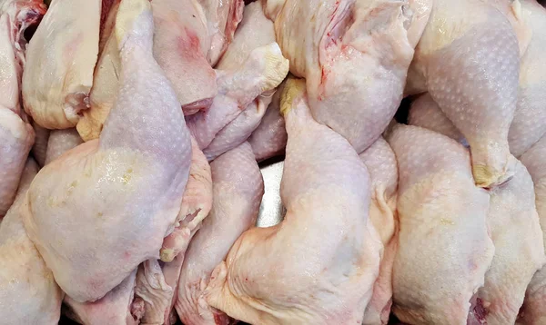 Gambe di pollo in vendita sul mercato — Foto Stock