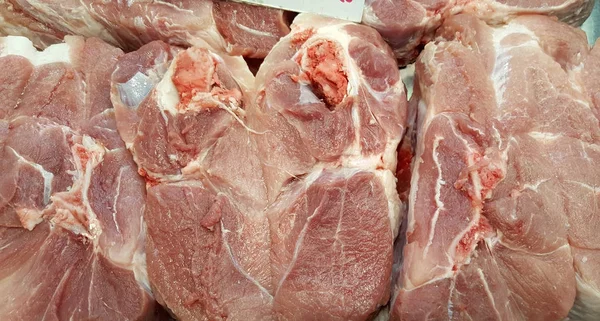 Trozos de carne de cerdo cruda para la venta en el mercado — Foto de Stock