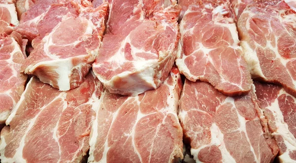 Stukjes rauwe varkensvlees te koop in de markt — Stockfoto
