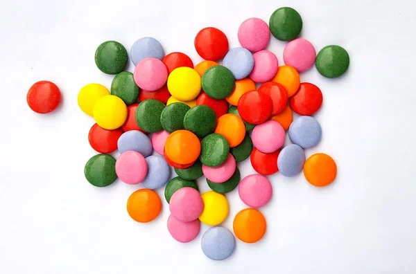 Красочные шоколадные конфеты на белом фоне — стоковое фото