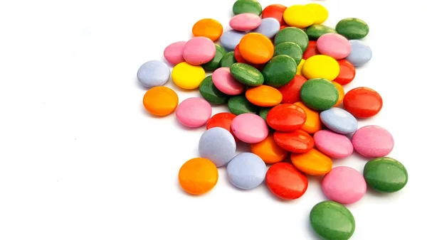 Красочные шоколадные конфеты на белом фоне — стоковое фото