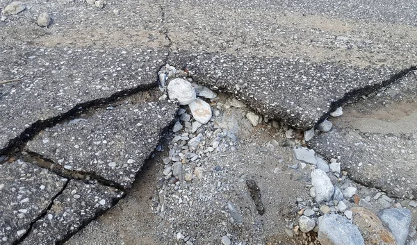 Beschädigte Asphaltstraße — Stockfoto