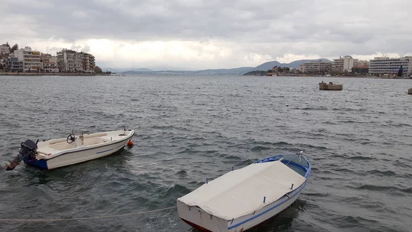 De stad Chalkida, Evia, Griekenland met twee boten vooraan — Stockfoto