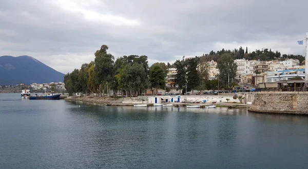 La città di Chalkida, Evia, Grecia con cielo drammatico — Foto Stock