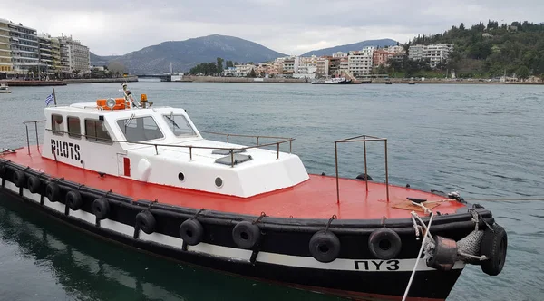 CHALKIDA, GRECIA - 12 FEBBRAIO 2017: La città di Chalkida, Evia, Grecia con la barca di fronte — Foto Stock