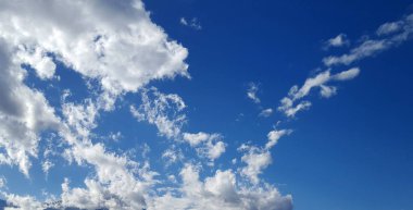 Güzel mavi gökyüzü ve beyaz bulutlar