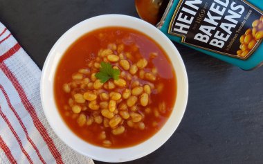Plaka ve Heinz konservesi domates soslu Fırında fasulye pişmiş fasulye