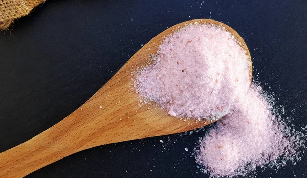 Kochlöffel rosa Himalaya-Salz — Stockfoto