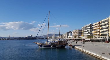 Volos, Yunanistan - 27 Aralık 2017: Tekne ve liman şehrin Volos, Yunanistan