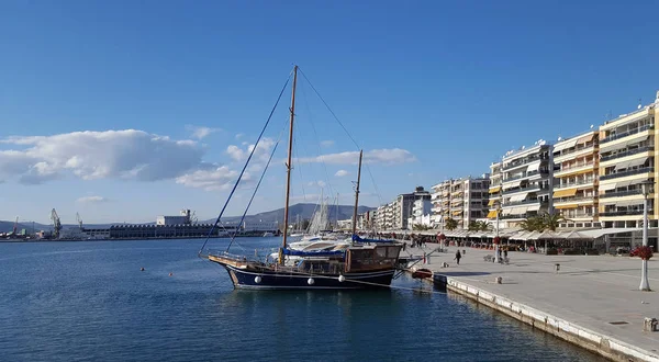 沃洛斯, 希腊-2017年12月27日: 船在沃洛斯城市的海港, 希腊 — 图库照片