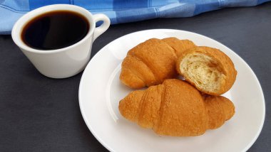  Taze kruvasan ve kahve kahvaltı için