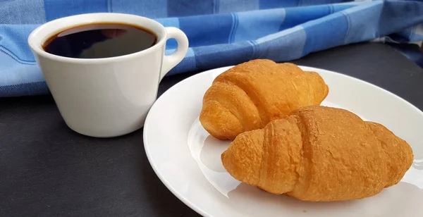 Taze kruvasan ve kahve kahvaltı için — Stok fotoğraf