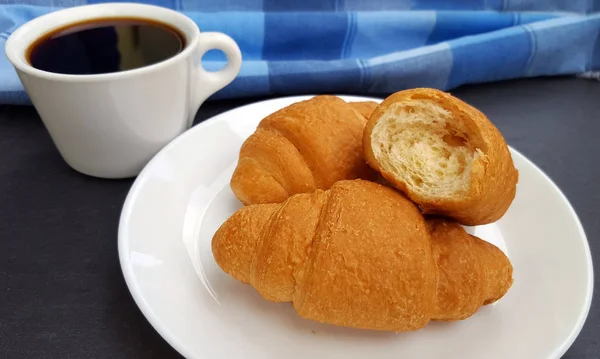 Croissants frescos e café da manhã — Fotografia de Stock