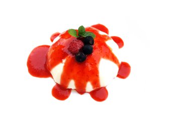 Panna cotta kırmızı meyve soslu