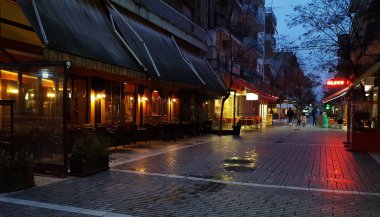 Edessa, Yunanistan - 15 Ocak 2018: Gece Edessa şehir merkezi