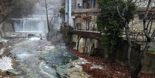 Río y cascada con piedras de colores en Loutra Pozar — Foto de Stock