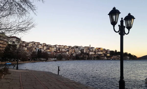 Kesriye şehir ve Yunanistan ünlü ORESTIADA gölde doğal görünümünü — Stok fotoğraf