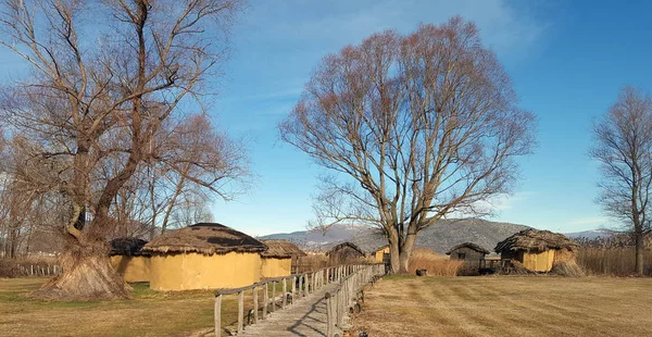 KASTORIA, GRECIA - 19 de enero de 2018. El asentamiento prehistórico junto al lago de Dispilio, cerca del lago Orestiada — Foto de Stock