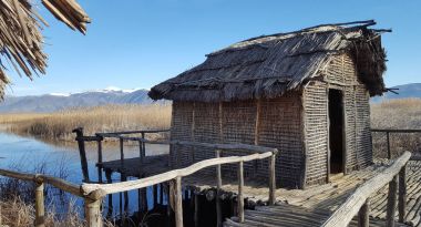 Dispilio, tarih öncesi lakeside yerleşim yakın ORESTIADA göl (Kesriye, Yunanistan)