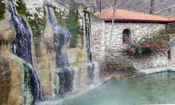 Waterval en zwembad bij Loutra Pozar — Stockfoto